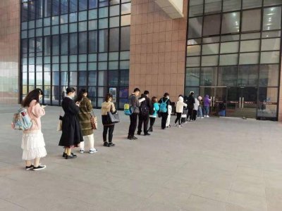​杭州高校考研学生深夜灯下背书，00后说：“读书无捷径，勤奋是根本”