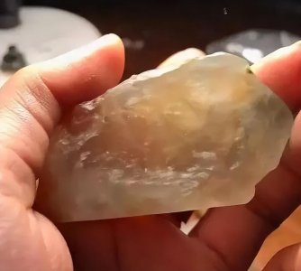 ​顶级红翡翠原石(红翡俏色定制题材--初生，大马坎场口原石常规操作)