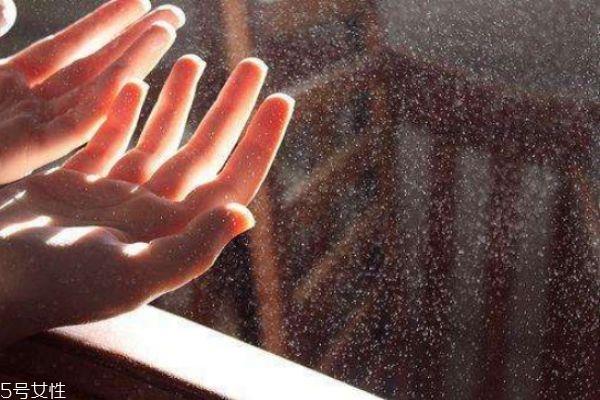 冬天怕冷是什么体质 冬天怕冷手脚冰凉是怎么回事 冬天怕冷是什么体质 冬天怕冷手脚冰凉是怎么回事