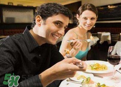 15分钟吃顿饭的人该反思 吃饭太快有什么危害？