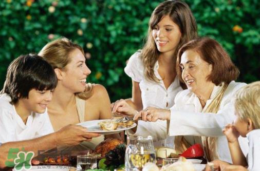 15分钟吃顿饭的人该反思 吃饭太快有什么危害？