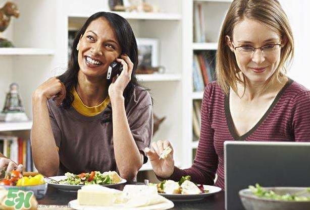 15分钟吃顿饭的人该反思 吃饭太快有什么危害？