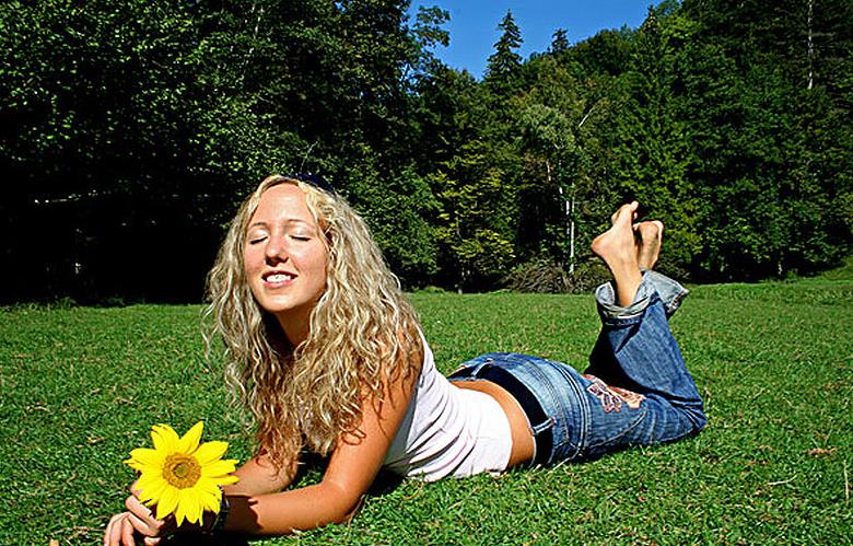 三伏天晒太阳有什么好处 三伏天晒太阳能治大病吗 三伏天晒太阳有什么好处 三伏天晒太阳能治大病吗