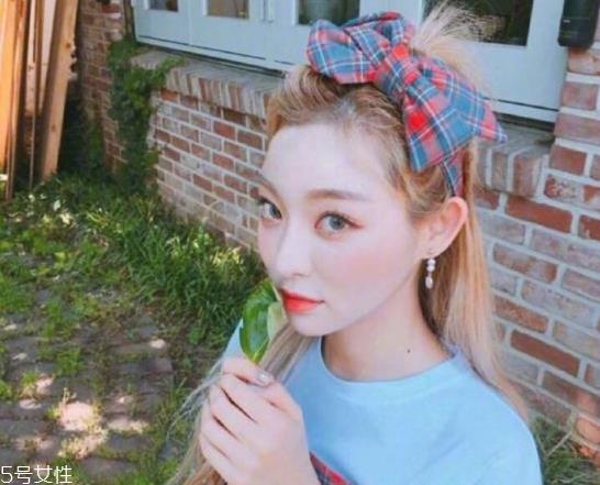 韩国发带怎么带好看 韩国发带的系法图解 韩国发带怎么带好看 韩国发带的系法图解