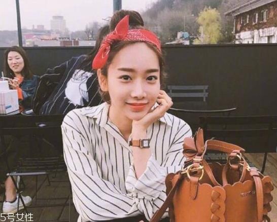 韩国发带怎么带好看 韩国发带的系法图解 韩国发带怎么带好看 韩国发带的系法图解