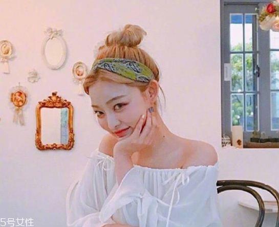 韩国发带怎么带好看 韩国发带的系法图解 韩国发带怎么带好看 韩国发带的系法图解