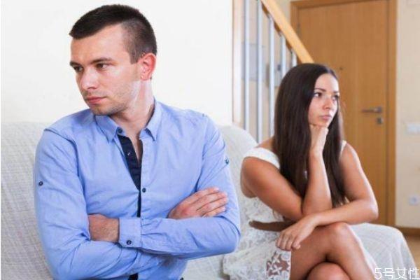 一吵架就不说话的男人原因 男人准备放弃你的表现 一吵架就不说话的男人原因 男人准备放弃你的表现