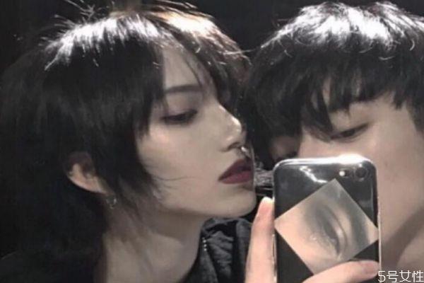 怎么看他是在聊骚还是喜欢你 男生只聊骚不恋爱的表现 怎么看他是在聊骚还是喜欢你 男生只聊骚不恋爱的表现