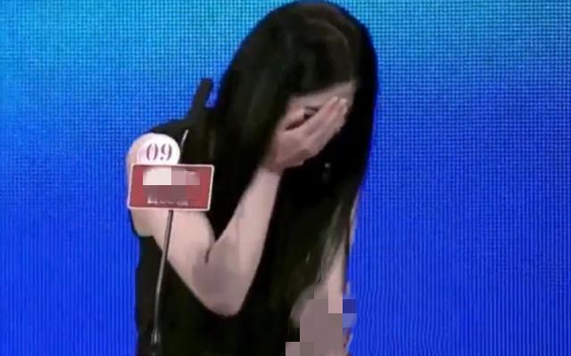 非诚勿扰：女嘉宾爆灯外国人，迫不及待牵手，看完简介瞬间闭嘴