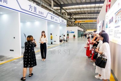 ​女主播脱了高跟鞋：提着鞋子赤脚直播真是敬业，家里有个多肉农场