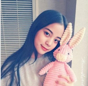 ​欧阳娜娜三姐妹越来越像，近照仿佛共用一张脸，让人认不出