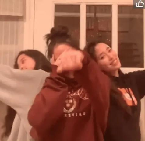欧阳娜娜三姐妹越来越像，近照仿佛共用一张脸，让人认不出