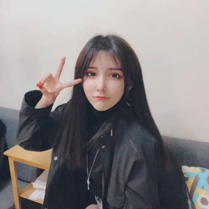 ​女装大佬艾比近照曝光，“油头星人”改头换面！酷似迪丽热巴