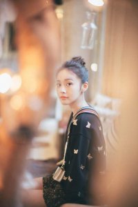 ​女演员张佳宁俏丽可人时尚写真