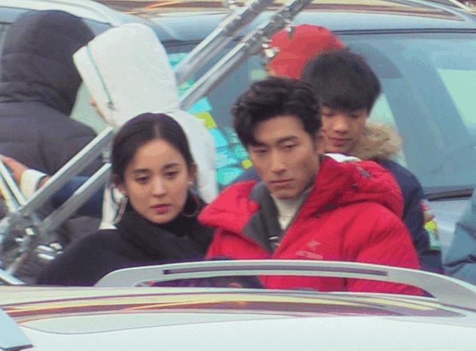 古力娜扎素颜现身街头拍戏被偶遇,网友:颜值比赵丽颖出众