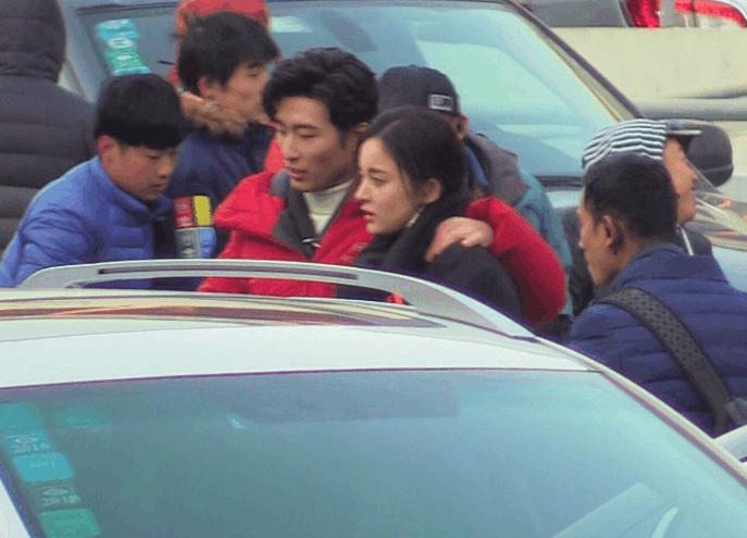 古力娜扎素颜现身街头拍戏被偶遇,网友:颜值比赵丽颖出众