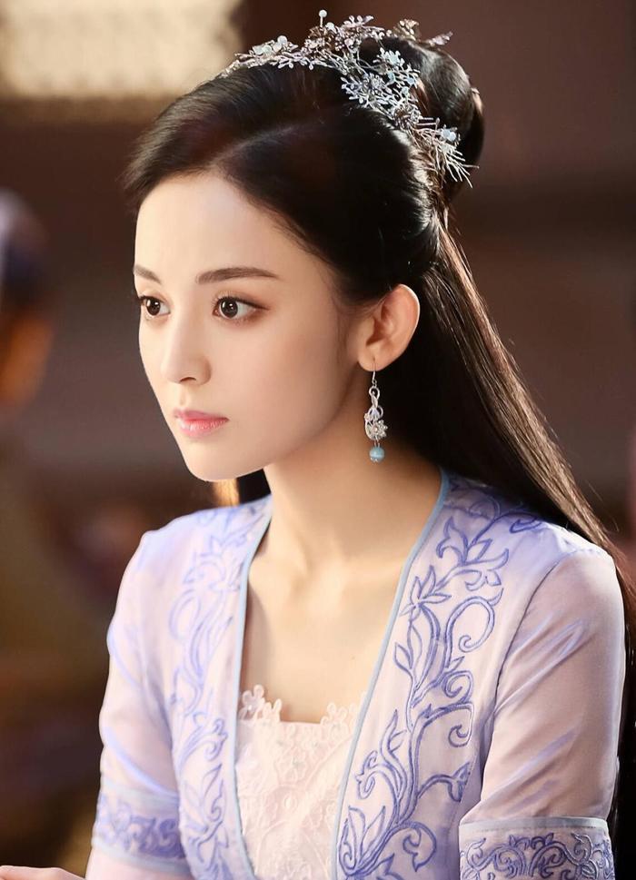 古力娜扎素颜现身街头拍戏被偶遇,网友:颜值比赵丽颖出众