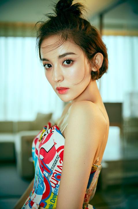 古力娜扎素颜现身街头拍戏被偶遇,网友:颜值比赵丽颖出众