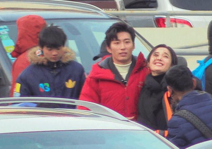 古力娜扎素颜现身街头拍戏被偶遇,网友:颜值比赵丽颖出众