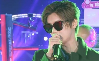 ​关晓彤深夜探班鹿晗?鹿晗看到后和她打招呼,兴奋心情掩盖不了