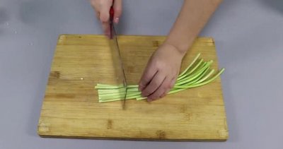 ​教你一招在家腌制蒜苔秘方，不放水不放油，两小时即可入味开吃！