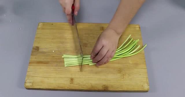 教你一招在家腌制蒜苔秘方,不放水不放油,两小时即可入味开吃!