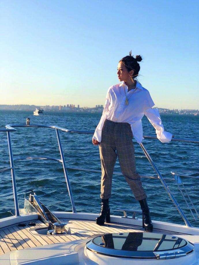 穿上紧身裤的邓紫棋,简直像换了一双腿,关键个子还显高了不少