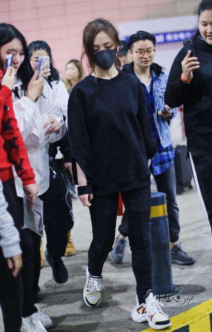 穿上紧身裤的邓紫棋,简直像换了一双腿,关键个子还显高了不少