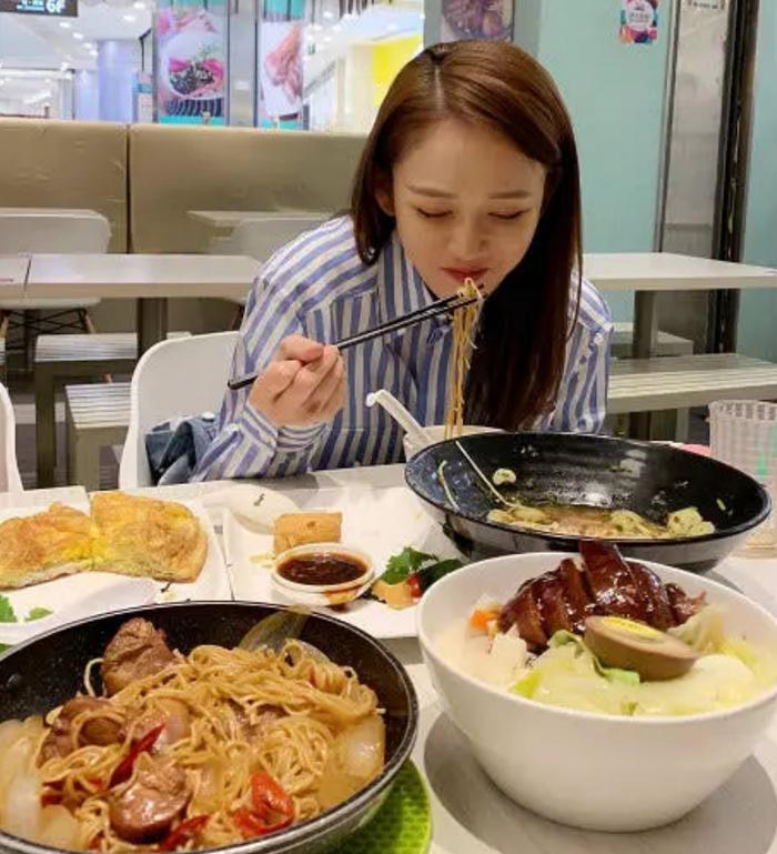 陈乔恩深夜放‘宵夜照’,面前的碗足见人品,网友:太耿直了