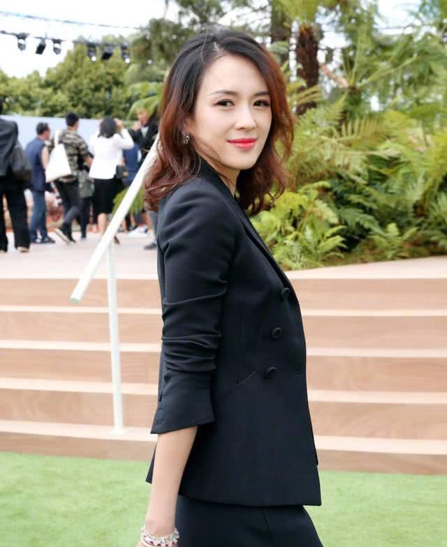 汪峰送章子怡连体羽绒服,穿上像“大白”,尽显直男审美