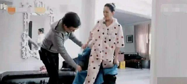 汪峰送章子怡连体羽绒服,穿上像“大白”,尽显直男审美