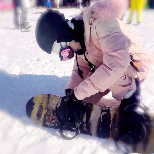 李小璐带甜馨滑雪,甜馨身穿粉色滑雪服,不再是女汉子啦!