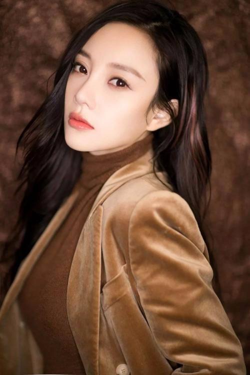 李小璐带甜馨滑雪,甜馨身穿粉色滑雪服,不再是女汉子啦!