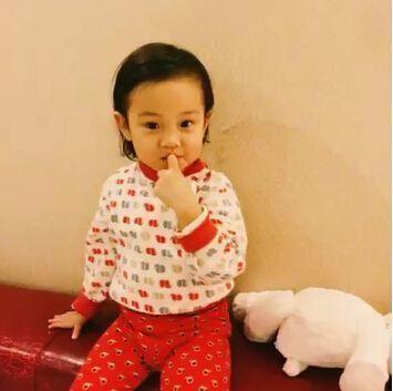 李小璐带甜馨滑雪,甜馨身穿粉色滑雪服,不再是女汉子啦!