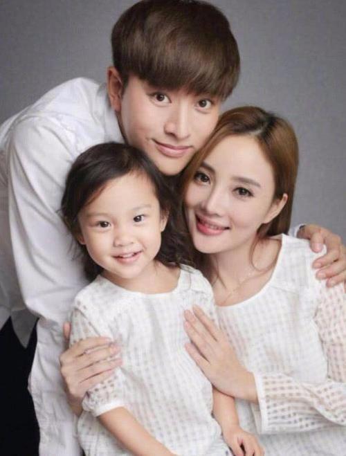 李小璐带甜馨滑雪,甜馨身穿粉色滑雪服,不再是女汉子啦!