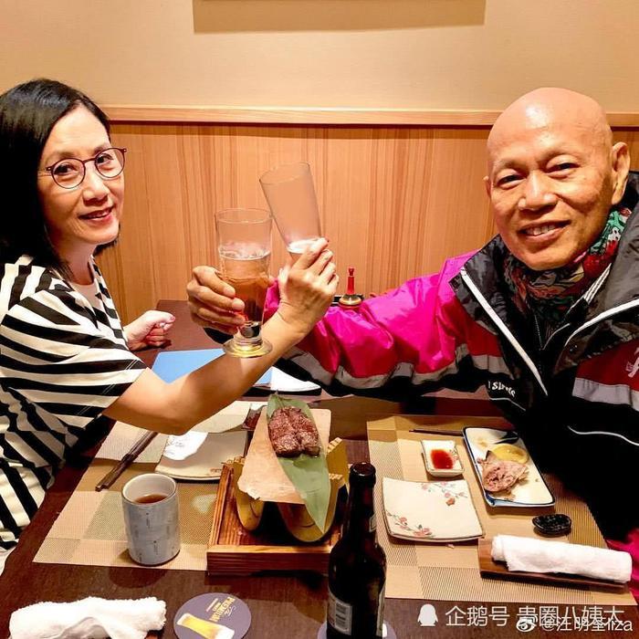 汪明荃夫妻结婚十周年喝交杯酒,罗家英脸色苍白一脸憔悴