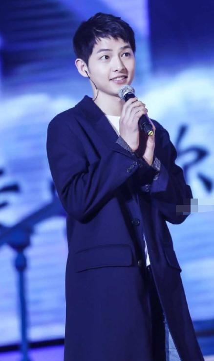 宋仲基离婚后近照,少女肌撕漫脸,颜值回春状态很好