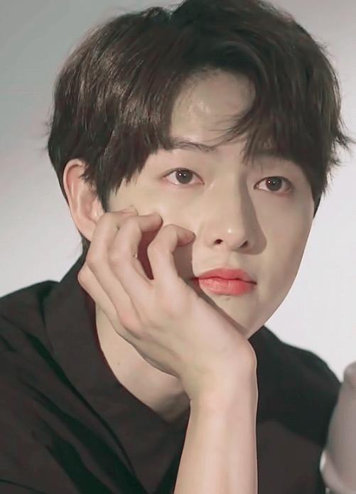 宋仲基离婚后近照,少女肌撕漫脸,颜值回春状态很好