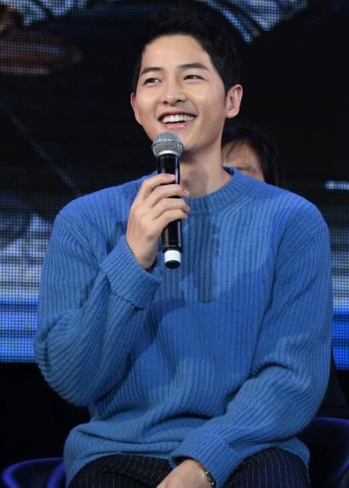 宋仲基离婚后近照,少女肌撕漫脸,颜值回春状态很好