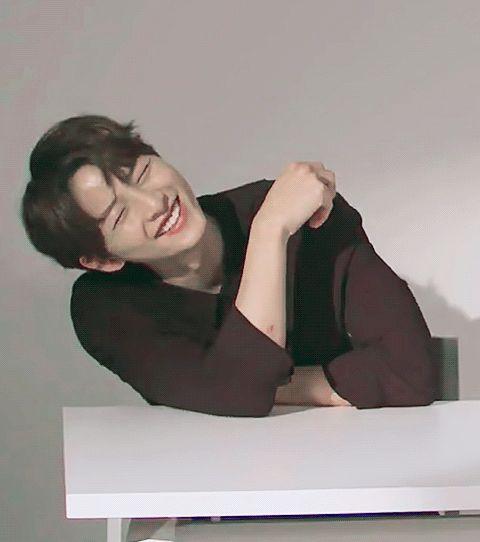 宋仲基离婚后近照,少女肌撕漫脸,颜值回春状态很好