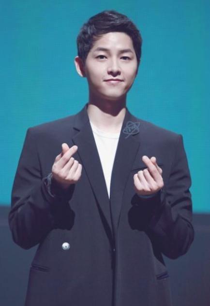 宋仲基离婚后近照,少女肌撕漫脸,颜值回春状态很好