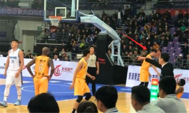 李春江怒骂北京球员常林被罚出场,为何有球迷还给他点赞叫好呢?