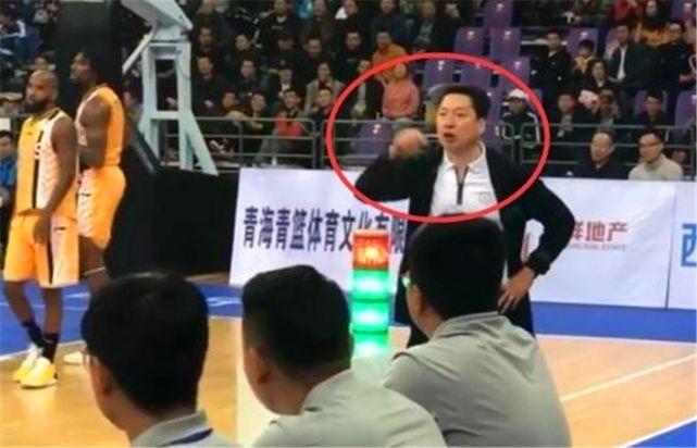 李春江怒骂北京球员常林被罚出场,为何有球迷还给他点赞叫好呢?