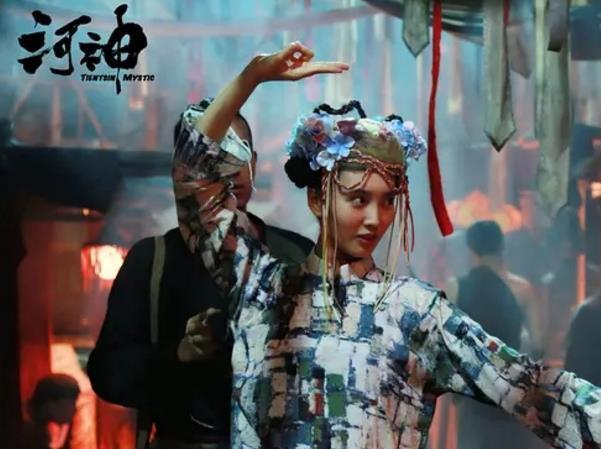 刚出道演女一，多年后凭小神婆一角走红，跟李现是什么关系