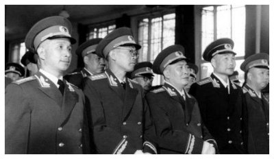 ​他资历深，评为副兵团级，可授上将，为何成少将，因为另一个人？