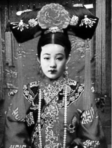 ​此人是光绪最喜欢的皇妃，却因说了一句话，被慈禧扒光衣服打板子