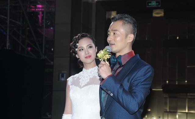 他是著名主持人，娶小18岁娇妻，婚后却为何很少露面？