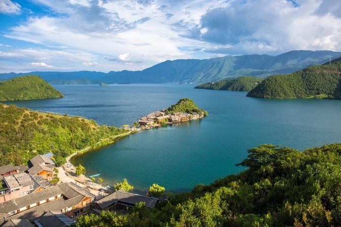 神秘女儿国, 泸沽湖不分云南和四川, 古老的摩梭人正被侵蚀