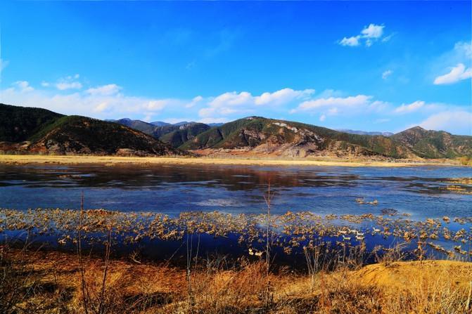 神秘女儿国, 泸沽湖不分云南和四川, 古老的摩梭人正被侵蚀