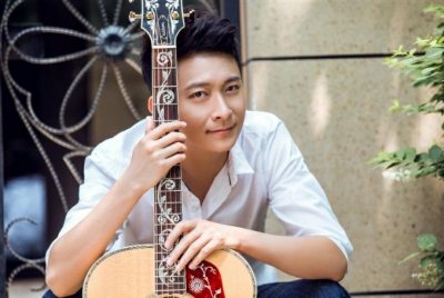 ​他是制作过家喻户晓的神曲的音乐制作人，为妻子和女儿作曲